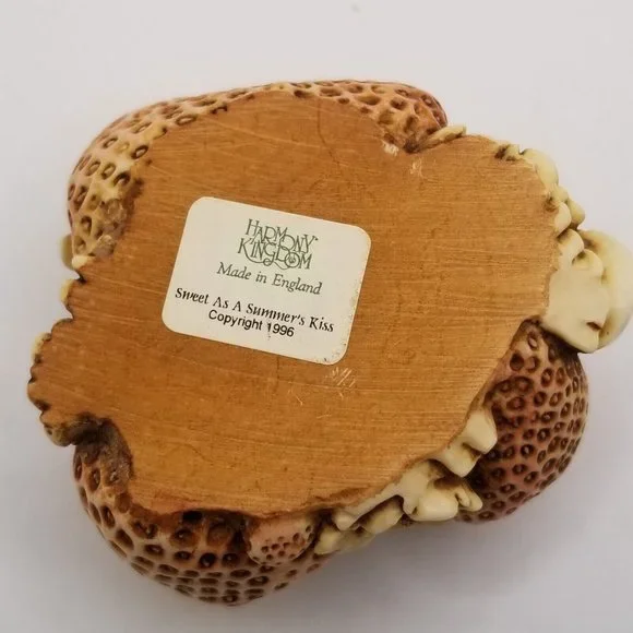 Harmony Kingdom Sweet As A Summer Kiss Strawberries Strawberry Figurine England - Picture 11 of 12